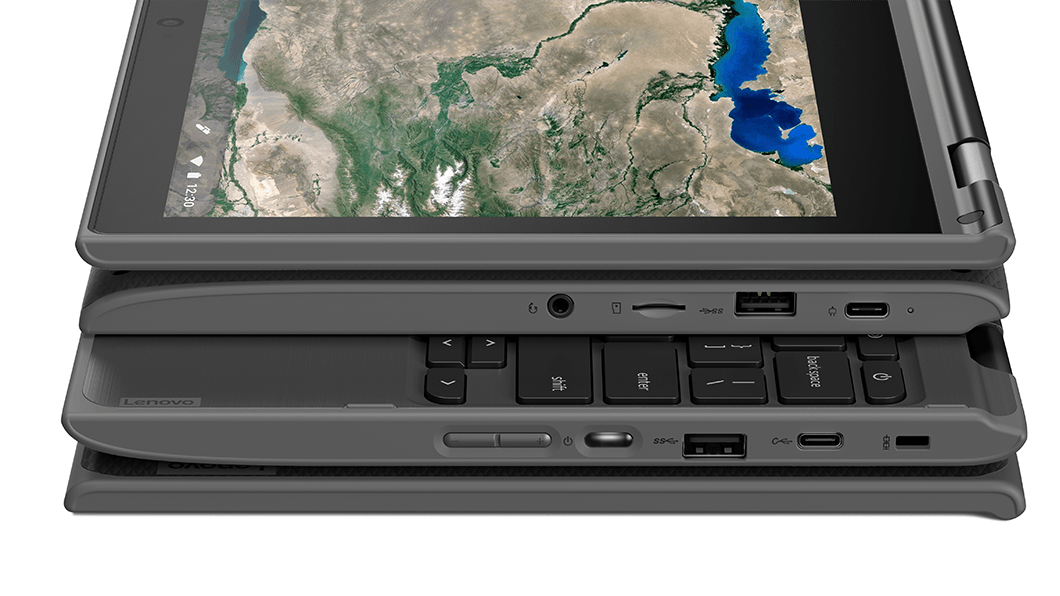 Twee Lenovo 300e Chromebook 2e generatie AST-laptops, teruggeklapt, waarbij de poorten en sleuven aan de zijkant zichtbaar zijn