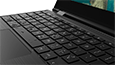 Gros plan du portable Lenovo 300e Chromebook 2e génération AST avec de l’eau sur le clavier