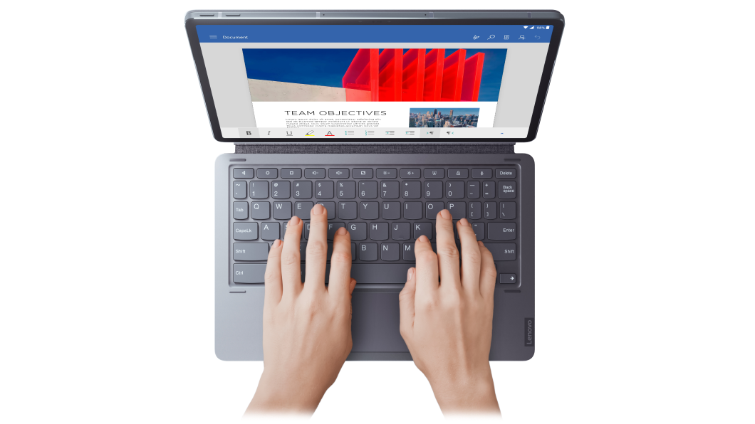 Översiktsbild av Lenovo Tab P11 Pro i stående läge med tangentbord anslutet och två händer som skriver på tangentbordet