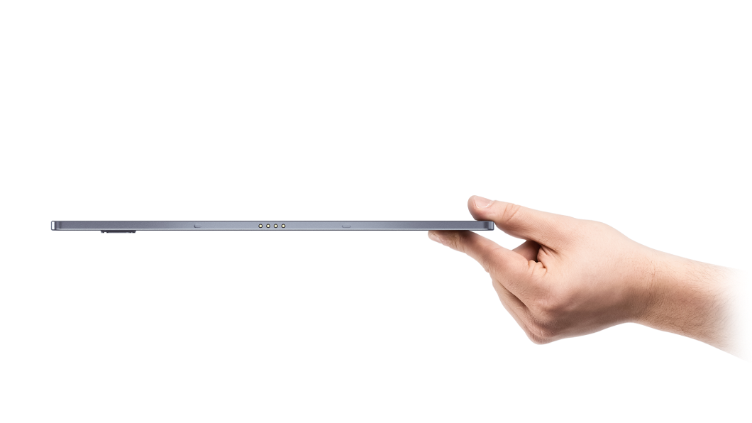 Hånd, der holder Lenovo Tab P11 Pro-tablet fladt set fra siden
