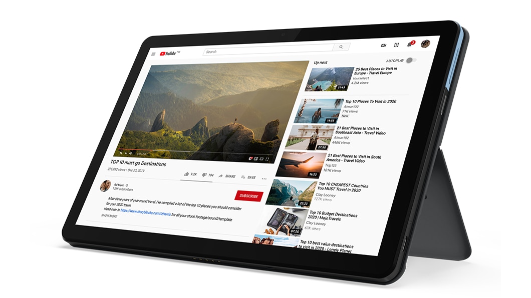 Chromebook IdeaPad Duet con supporto e YouTube visualizzato sullo schermo