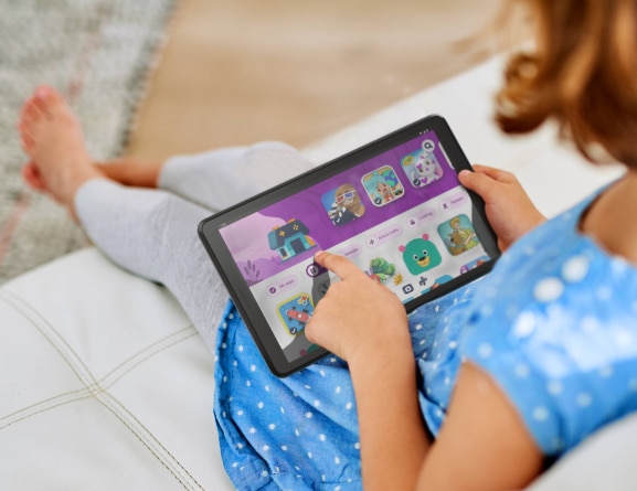 Tablette Lenovo Tab M7 Gen 3 MTK : Petite fille en train de jouer sur sa tablette