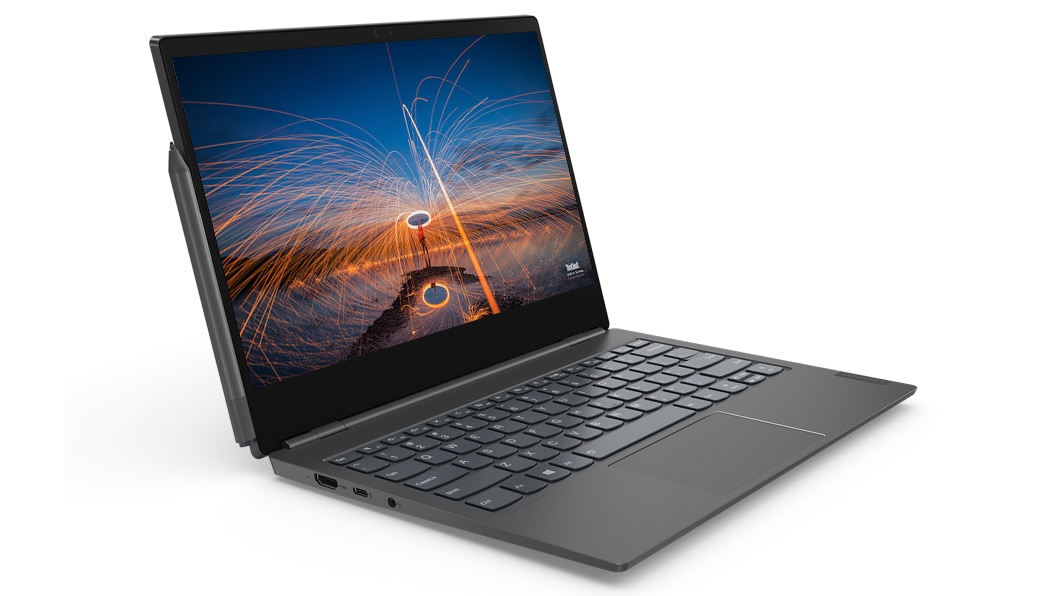 Lenovo ThinkBook Plus abierto a 90 grados y en ángulo mostrando los puertos del lado izquierdo