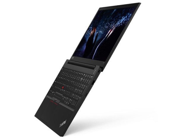 ThinkPad E15 נפתח ועמד על קצה המקלדת שלו, וחשף את המקלדת עם תאורה אחורית ותצוגת FHD בגודל 15.6 אינץ'