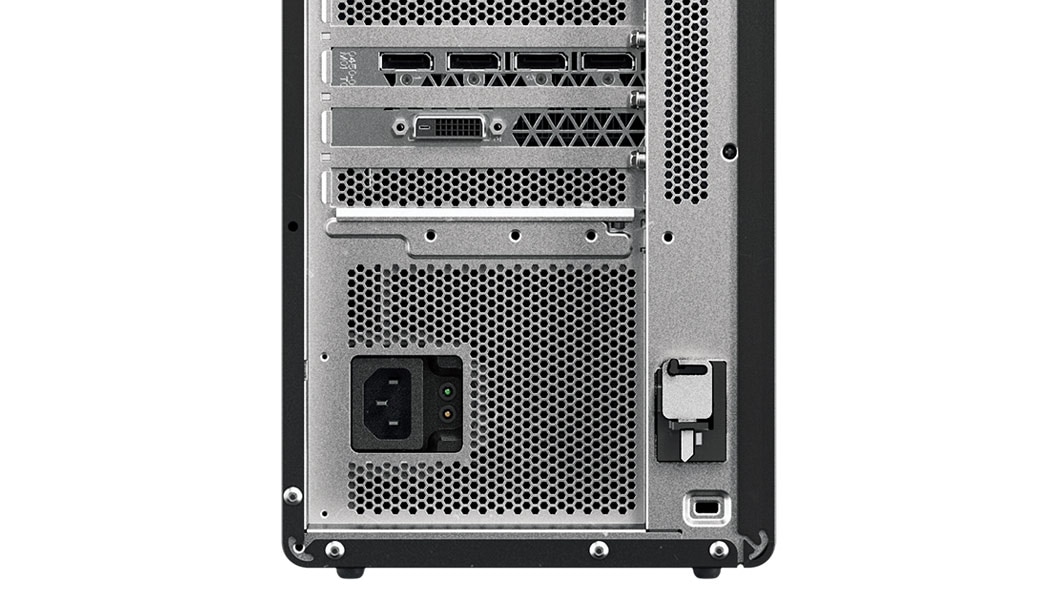 Nærbilde av det bakre panelet og utvidelsessporene til Lenovo ThinkStation P520