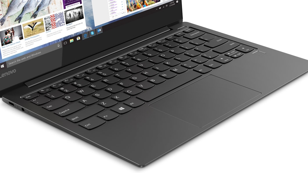 Vista del teclado del Yoga S730 (modelo en color gris acero)