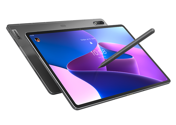 La tablet Lenovo Tab P12 Pro, apoyada horizontalmente en su borde inferior y vista desde la esquina frontal izquierda, con el Lenovo Precision Pen 3 colocado como si estuviera escribiendo en la pantalla.